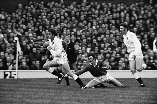 Englands Peter Dixon makes a break, with Andy Ripley in support, at the 1972 Five Nations Championship