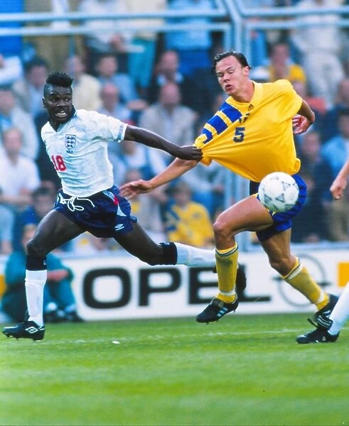 Englands Tony Daley and Swedens Joachim Bjorklund - Euro 92