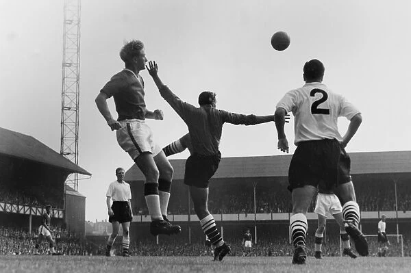 Everton 0 Fulham 0. Football - 1959  /  1960 First Division - Everton 0 Fulham 0