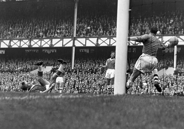 Everton 6 Arsenal 1. Football - 1958  /  1959 First Division - Everton 6 Arsenal 1