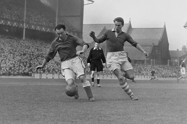 Evertons Peter Farrell and Charltons Hans Jeppson - 1950 / 1 First Division