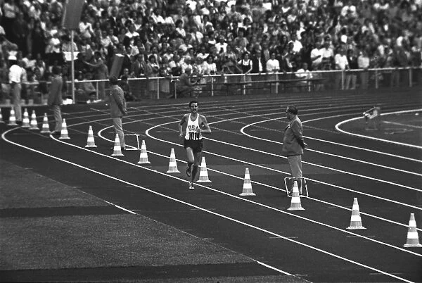 Frank Shorter runs into the stadium before winning the Olympics at the 1972 Munich Olympics