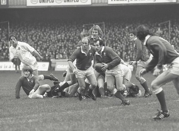 Gareth Edwards runs with the ball - 1975 Five Nations