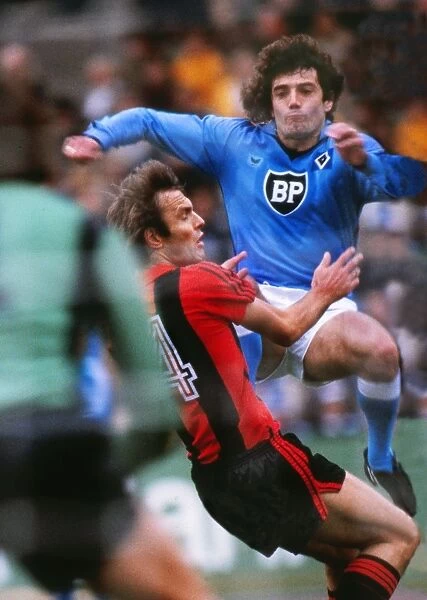 Hamburgs Kevin Keegan clashes with a Frankfurt player in 1979
