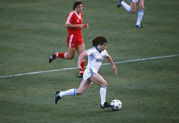 Hamburgs Kevin Keegan runs with the ball during the 1980 European Cup Final