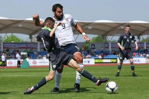 Irelands Peter Cotter challenges USAs Josh McKinney at the 2012 Paralympic World Cup