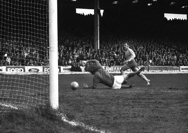 Kieth Weller scores for Chelsea in 1970 / 1