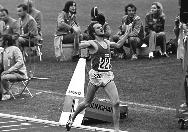 Lasse Viren wins 10, 000m gold at the 1972 Munich Olympics