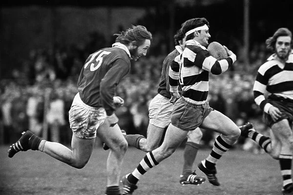 London Welshs JPR Williams chases Bristols Peter Knight