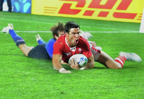 Mike Philips scores his try in the 2011 RWC semi-final against France
