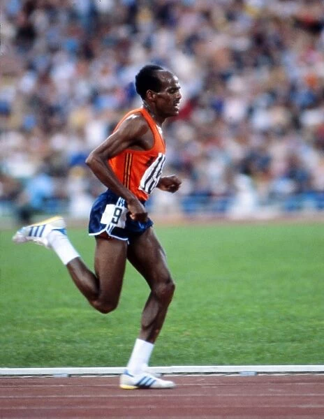Miruts Yifter on the way to winning gold in the 10, 000m at the 1980 Moscow Olympics