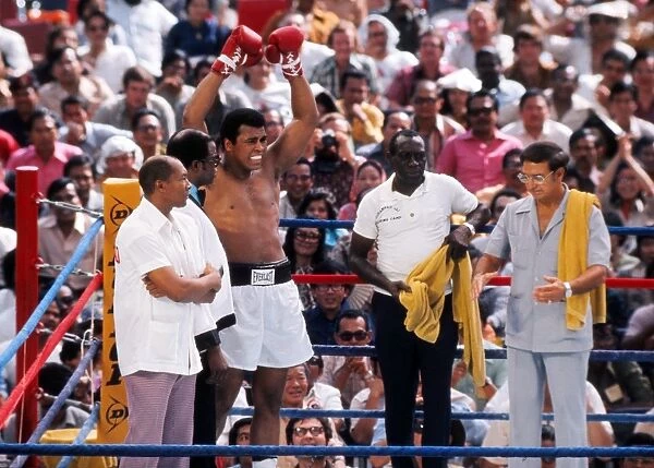 Muhammad Ali and his team prepares to take on Joe Bugner in 1975