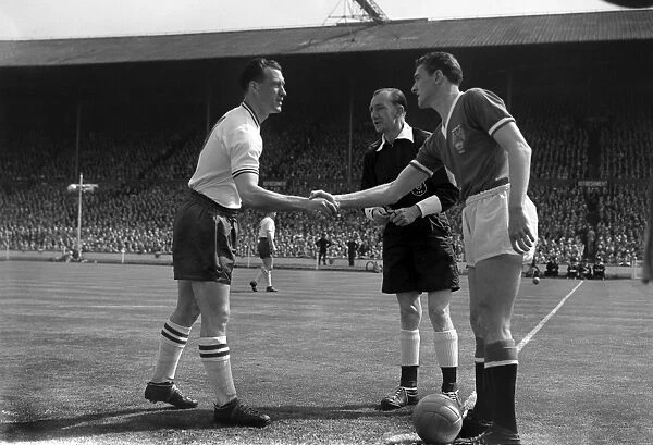 Nat Lofthouse & Bill Foulkes shake hands before the 1958 FA Cup Final