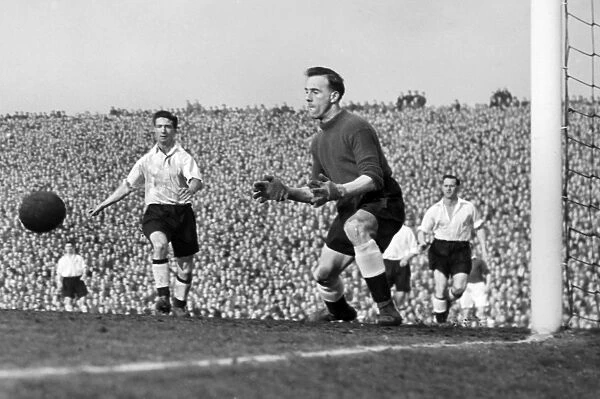Newcastle United goalkeeper Ronnie Simpson during the 1955 FA Cup