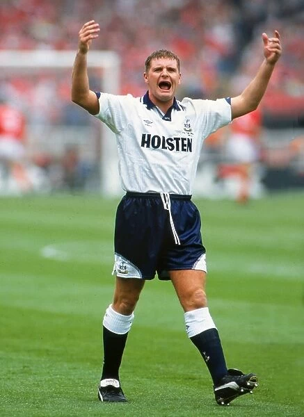 Paul Gascoigne rallies the fans before kick-off at the 1991 FA Cup Final