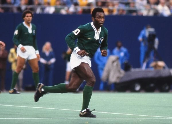 Pele plays for the Cosmos in his farewell game in 1977