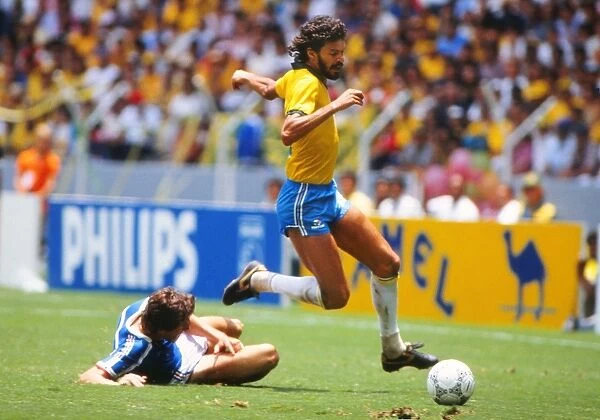Scorates evades a tackle at the 1986 World Cup