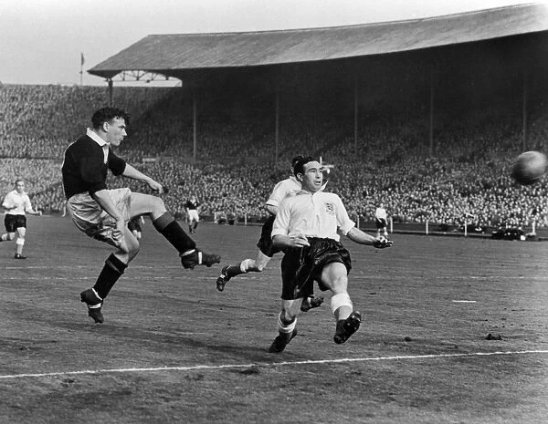 Scotlands Lawrie Reilly and Englands Alf Ramsey - 1952 / 3 Home Championship