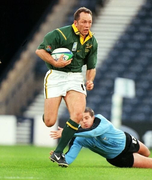 South Africas Brendan Venter makes a break at the 1999 Rugby World Cup