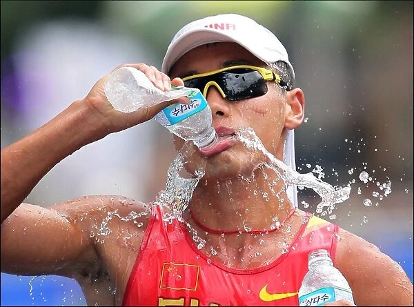 Tianfeng Si takes a drink during the 50km walk at the 2011 World Championship