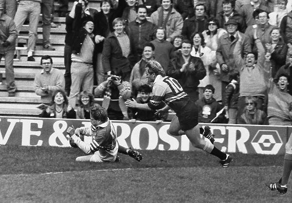 Trevor Ringland scores a try for the Five Nations