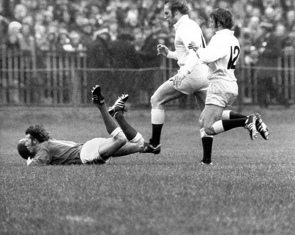 Wales JJ Williams scores against England - 1975 Five Nations
