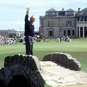 Arnold Palmer waves farewell to St. Andrews in 1995