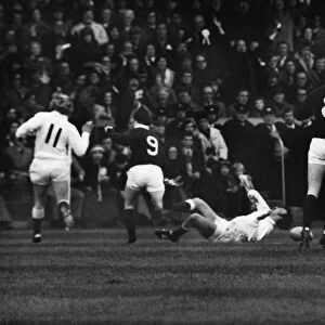 Englands Andy Maxwell scores against Scotland - 1976 Five Nations