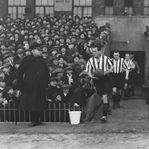 Jock McDougall leads out his Sunderland team at Villa Park in 1932 / 3