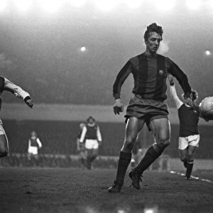 Johan Cruyff takes on Arsenal for Barcelona in 1974