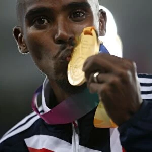 Mo Farah kisses his 5000m gold medal