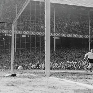 Roy Vernon scores for Everton against Fulham in 1963
