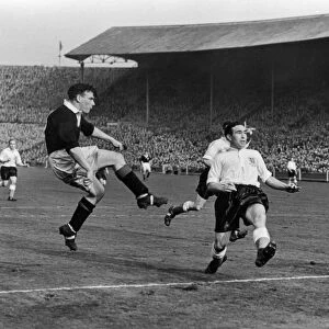 Scotlands Lawrie Reilly and Englands Alf Ramsey - 1952 / 3 Home Championship