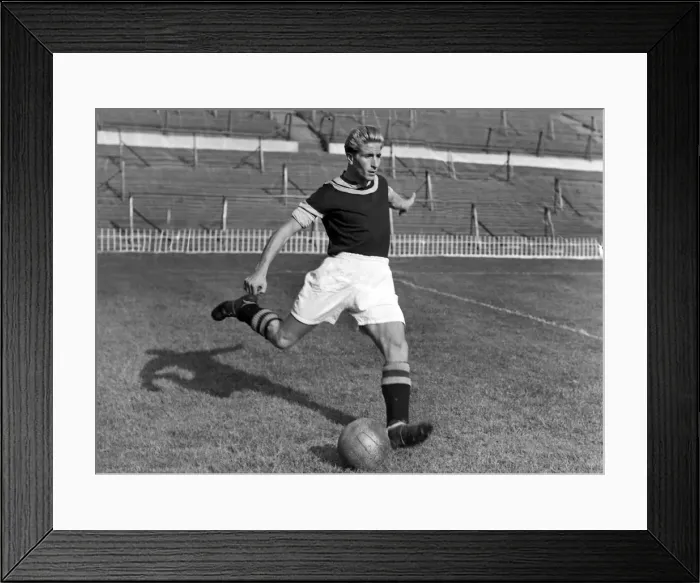 Framed Print : Dave Hickson - Aston Villa Framed Print : Dave Hickson - Aston Villa