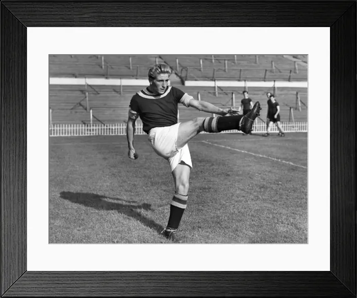 Framed Print : Dave Hickson - Aston Villa Framed Print : Dave Hickson - Aston Villa