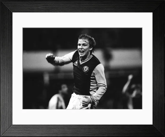 Framed Print : Super Cup Final L2: Villa 3 (3) Barcelona 0 (1) Framed Print : Super Cup Final L2: Villa 3 (3) Barcelona 0 (1)