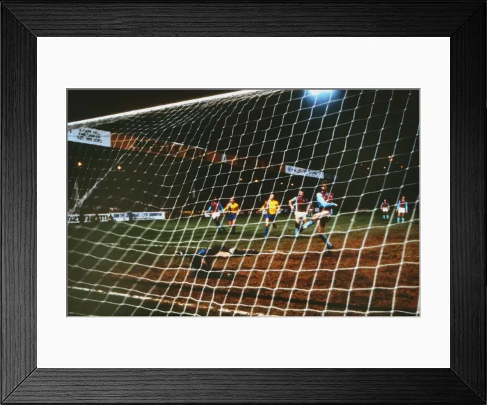 Framed Print : Super Cup Final L2: Villa 3 (3) Barcelona 0 (1) Framed Print : Super Cup Final L2: Villa 3 (3) Barcelona 0 (1)