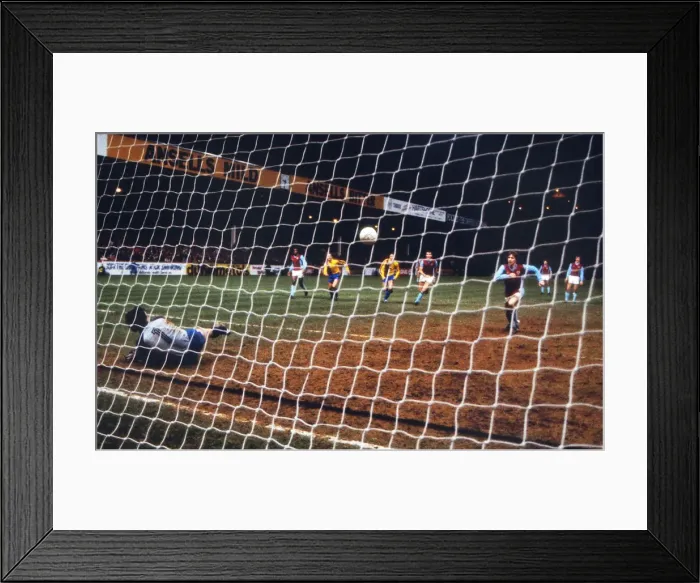 Framed Print : Super Cup Final L2: Villa 3 (3) Barcelona 0 (1) Framed Print : Super Cup Final L2: Villa 3 (3) Barcelona 0 (1)