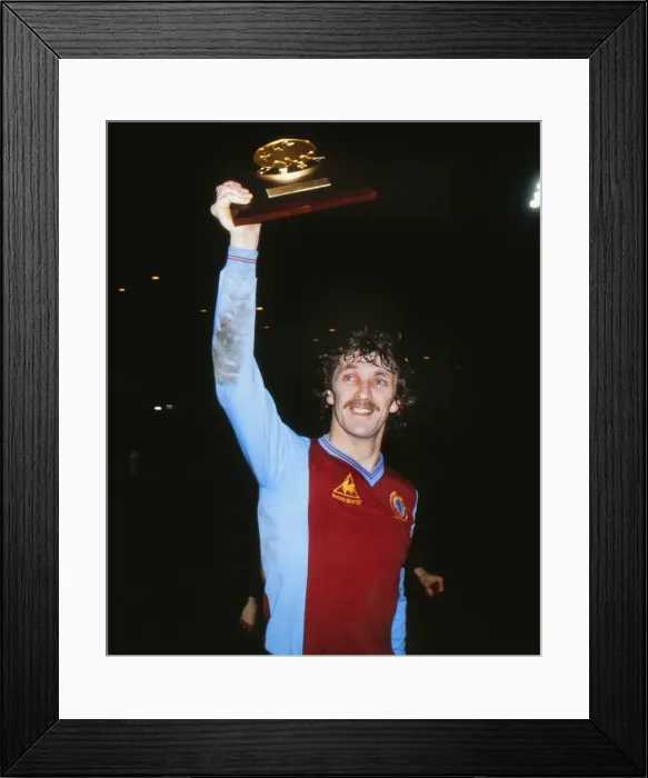 Framed Print : Super Cup Final L2: Villa 3 (3) Barcelona 0 (1) Framed Print : Super Cup Final L2: Villa 3 (3) Barcelona 0 (1)