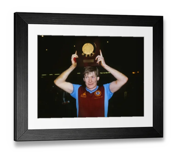 Framed Print : Super Cup Final L2: Villa 3 (3) Barcelona 0 (1) Framed Print : Super Cup Final L2: Villa 3 (3) Barcelona 0 (1)
