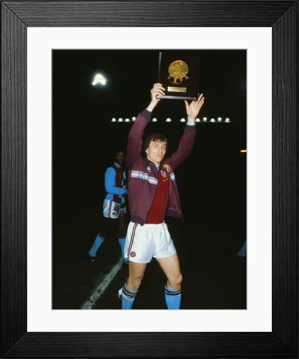 Framed Print : Super Cup Final L2: Villa 3 (3) Barcelona 0 (1) Framed Print : Super Cup Final L2: Villa 3 (3) Barcelona 0 (1)