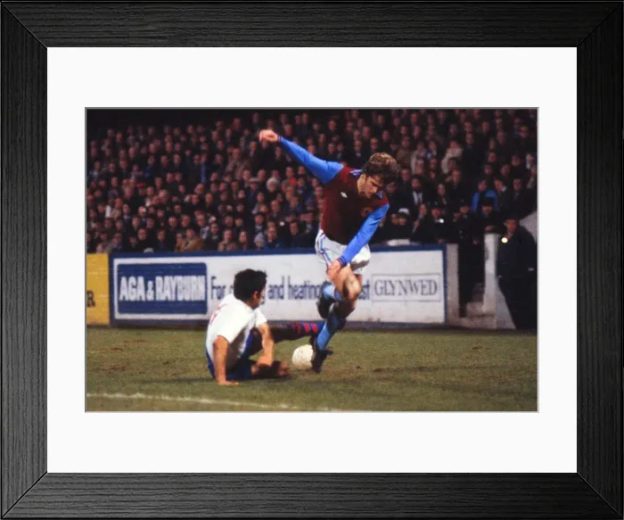 Framed Print : UEFA Cup QF L1: Villa 2 Barcelona 2 Framed Print : UEFA Cup QF L1: Villa 2 Barcelona 2
