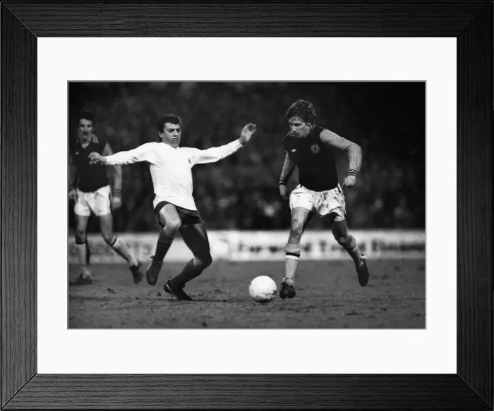 Framed Print : UEFA Cup QF L1: Villa 2 Barcelona 2 Framed Print : UEFA Cup QF L1: Villa 2 Barcelona 2