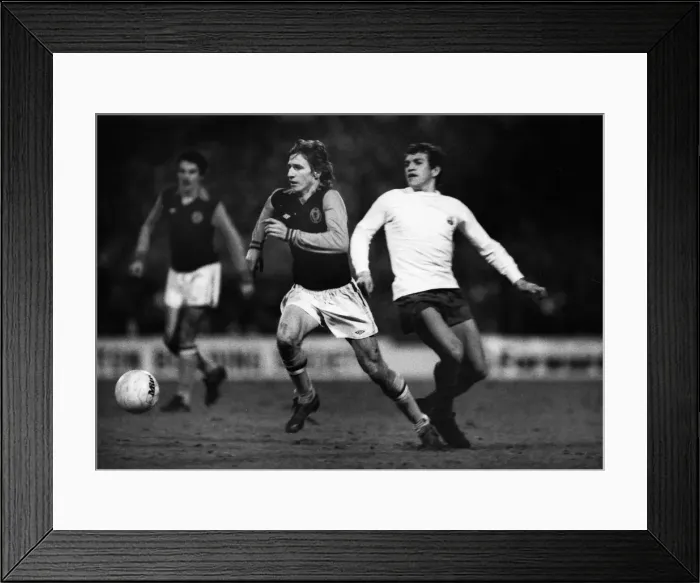 Framed Print : UEFA Cup QF L1: Villa 2 Barcelona 2 Framed Print : UEFA Cup QF L1: Villa 2 Barcelona 2