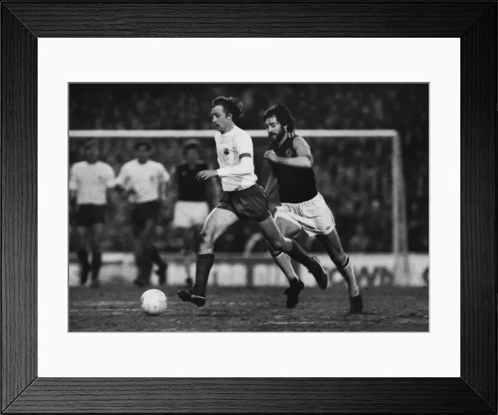 Framed Print : UEFA Cup QF L1: Villa 2 Barcelona 2 Framed Print : UEFA Cup QF L1: Villa 2 Barcelona 2