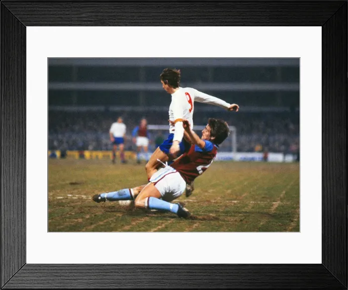 Framed Print : UEFA Cup QF L1: Villa 2 Barcelona 2 Framed Print : UEFA Cup QF L1: Villa 2 Barcelona 2