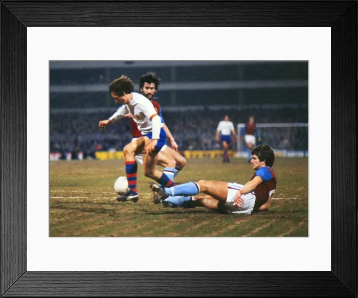 Framed Print : UEFA Cup QF L1: Villa 2 Barcelona 2 Framed Print : UEFA Cup QF L1: Villa 2 Barcelona 2