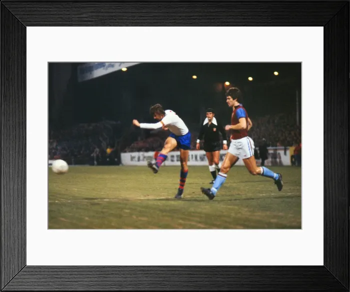 Framed Print : UEFA Cup QF L1: Villa 2 Barcelona 2 Framed Print : UEFA Cup QF L1: Villa 2 Barcelona 2