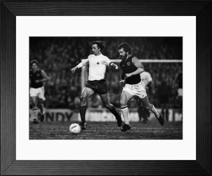 Framed Print : UEFA Cup QF L1: Villa 2 Barcelona 2 Framed Print : UEFA Cup QF L1: Villa 2 Barcelona 2