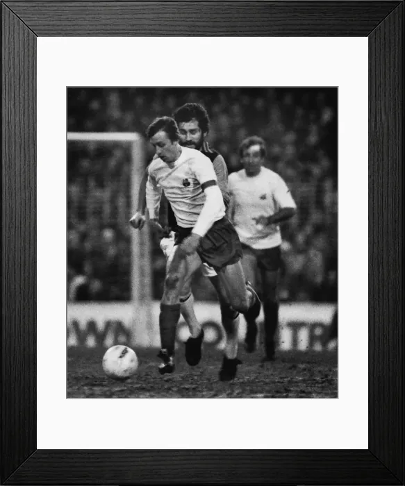 Framed Print : UEFA Cup QF L1: Villa 2 Barcelona 2 Framed Print : UEFA Cup QF L1: Villa 2 Barcelona 2